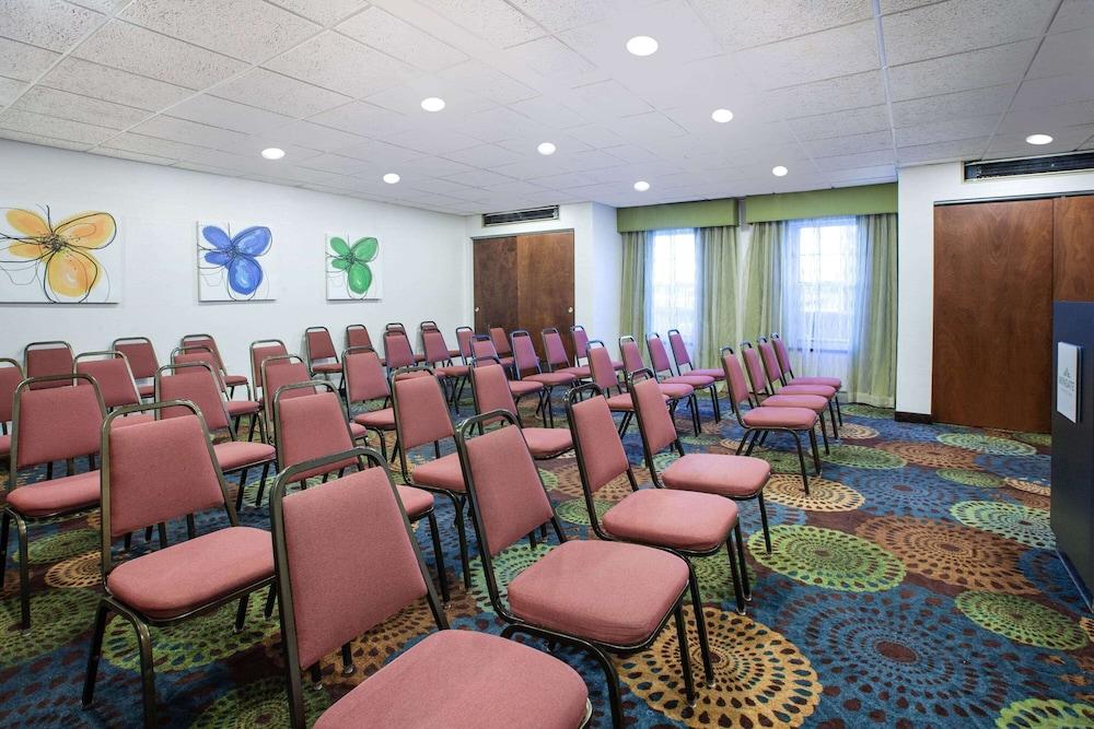 Wingate by Wyndham Roseville/Detroit photo 14