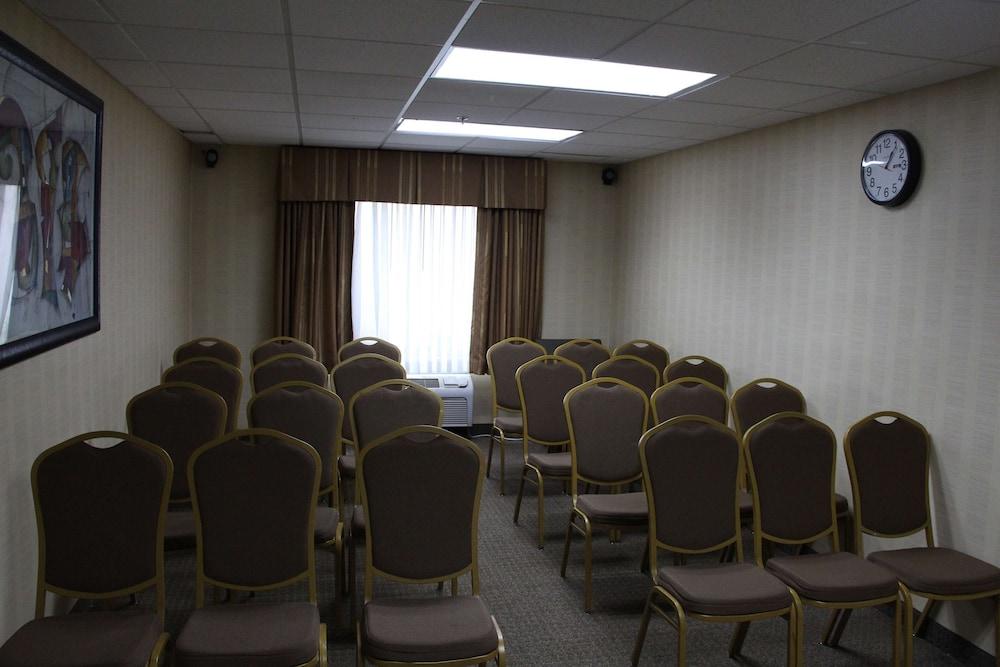 Jameson Inn and Suites Riverdale photo 28