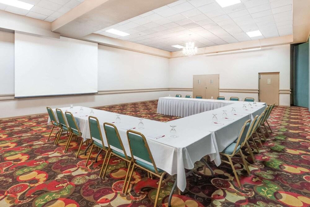 Quality Inn & Suites photo 35