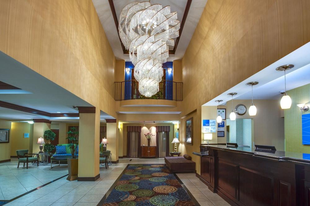 Holiday Inn Express Tower Center by IHG photo 31