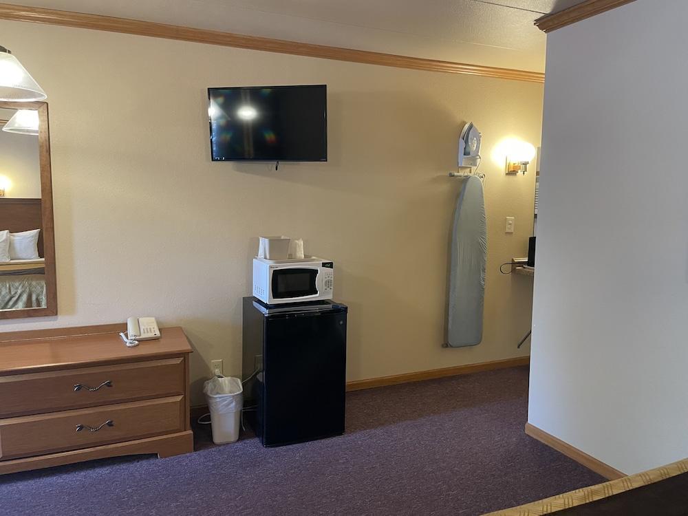 Amber's Inn & Suites photo 35