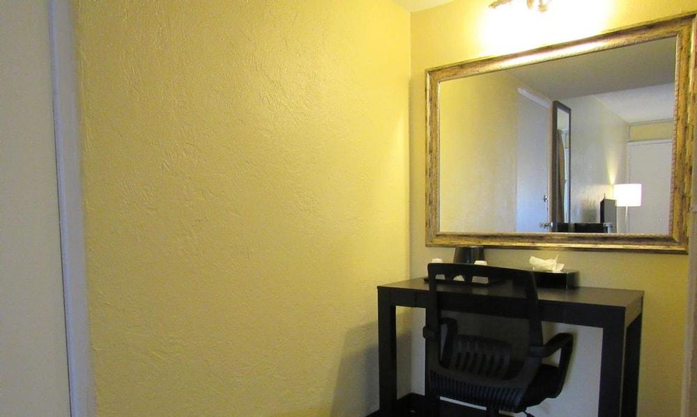 Econo Lodge Ormond Beach North - Daytona photo 10