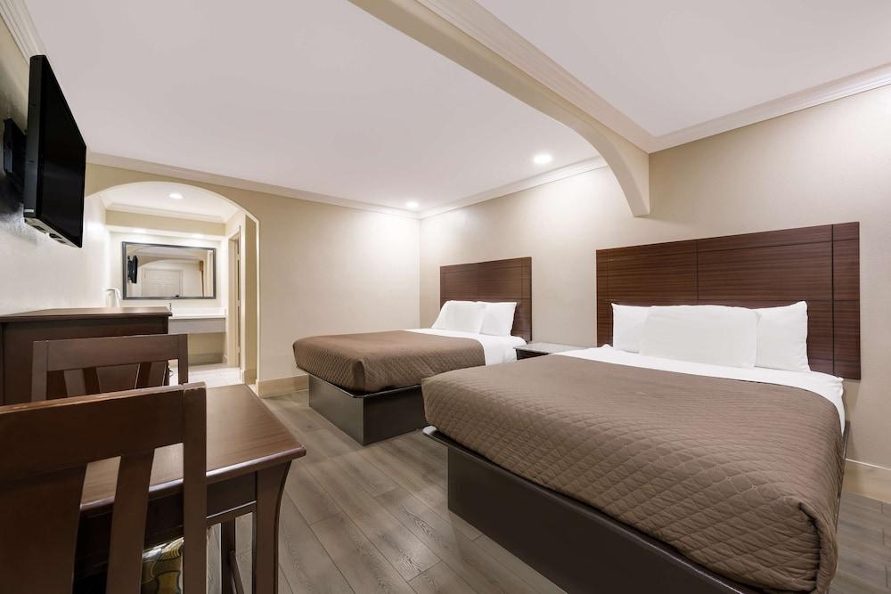 Americas Best Value Inn Houston Heights at I-45 photo 28