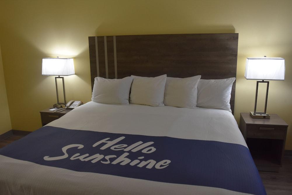 Days Inn by Wyndham Cape Carteret near Emerald Isle photo 7
