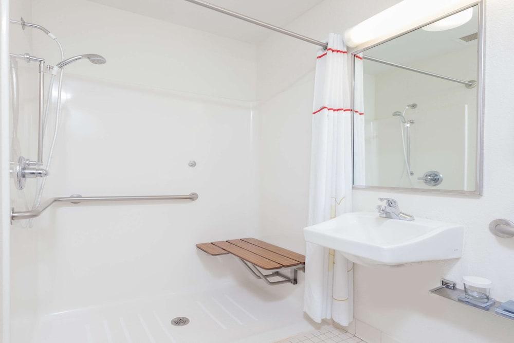 MainStay Suites Cincinnati Blue Ash photo 16