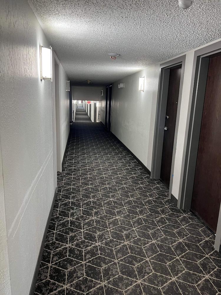 Days Inn by Wyndham Manitowoc photo 17