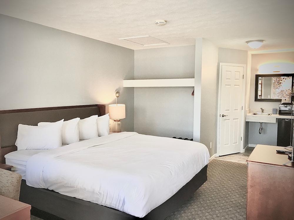 Empire Lakeshore Inn photo 6