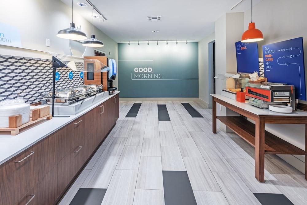 Holiday Inn Express & Suites West by IHG photo 30