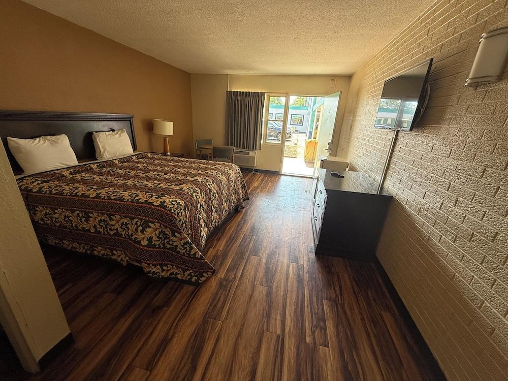 ECONOMY INN photo 14