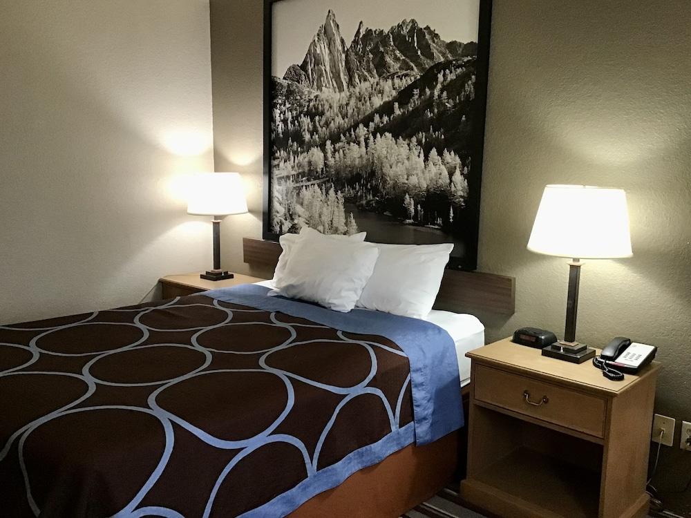 Super 8 by Wyndham Spokane/West photo 12