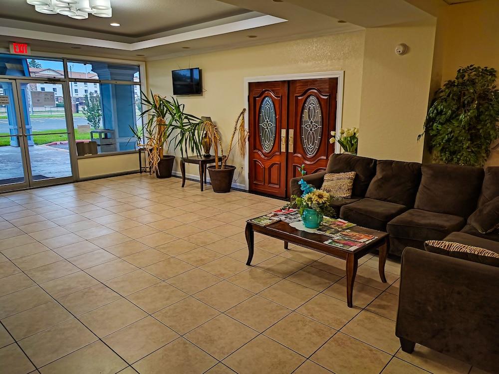 Clover Inn & Suites photo 7