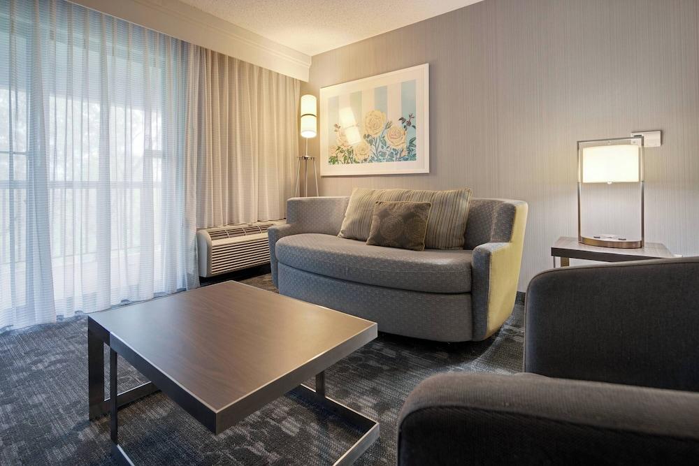 Courtyard by Marriott Grand Rapids Airport photo 14