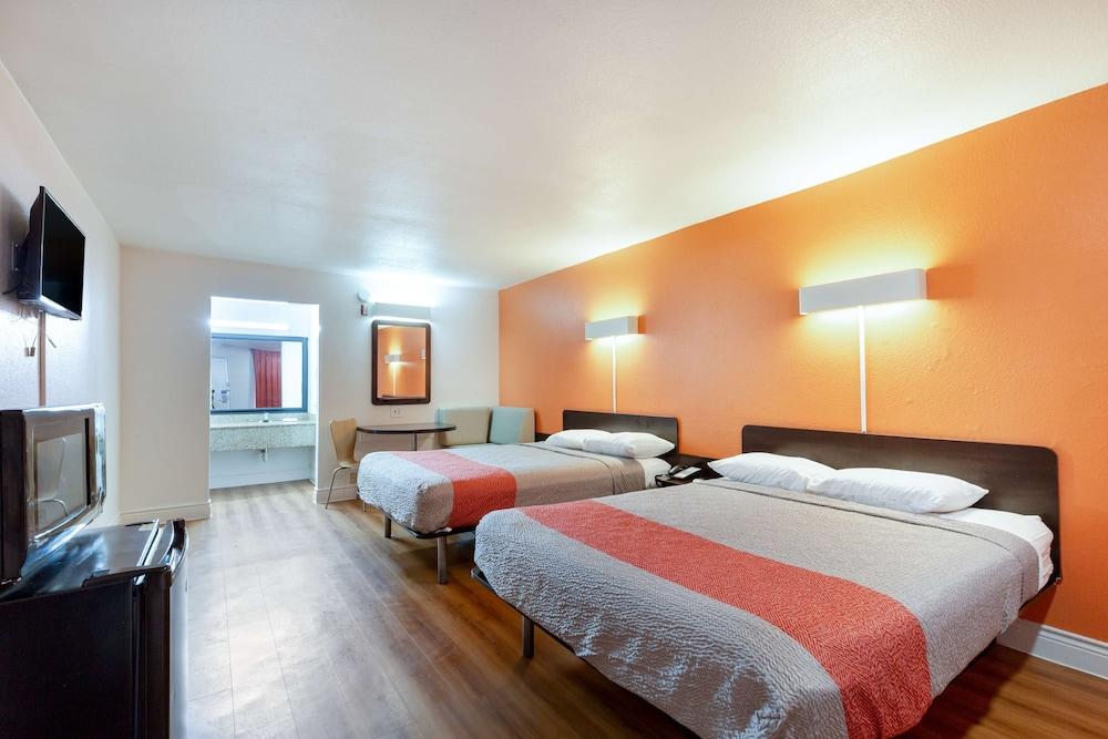 Motel 6 Houston, TX - East photo 18