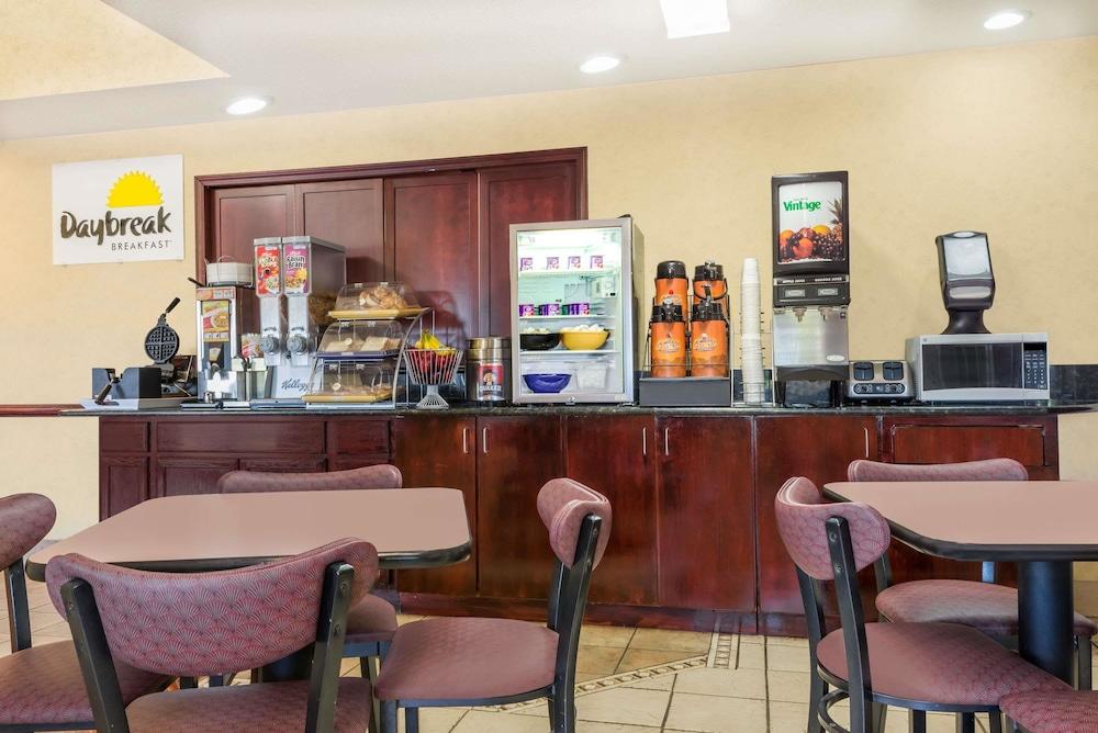 Days Inn by Wyndham Norton photo 16