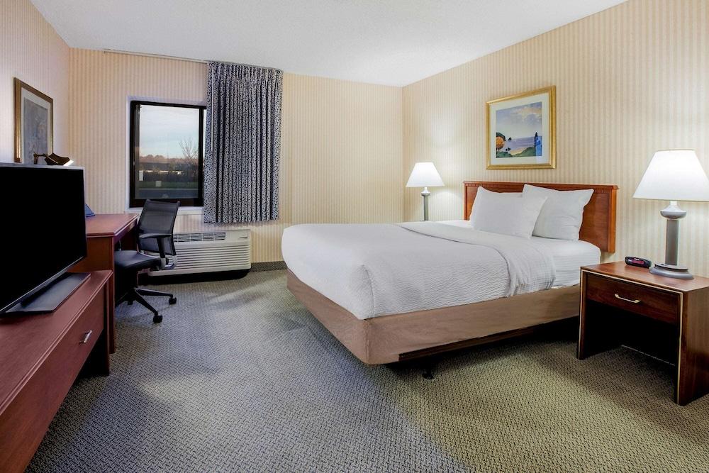 La Quinta Inn by Wyndham Detroit Southgate photo 16