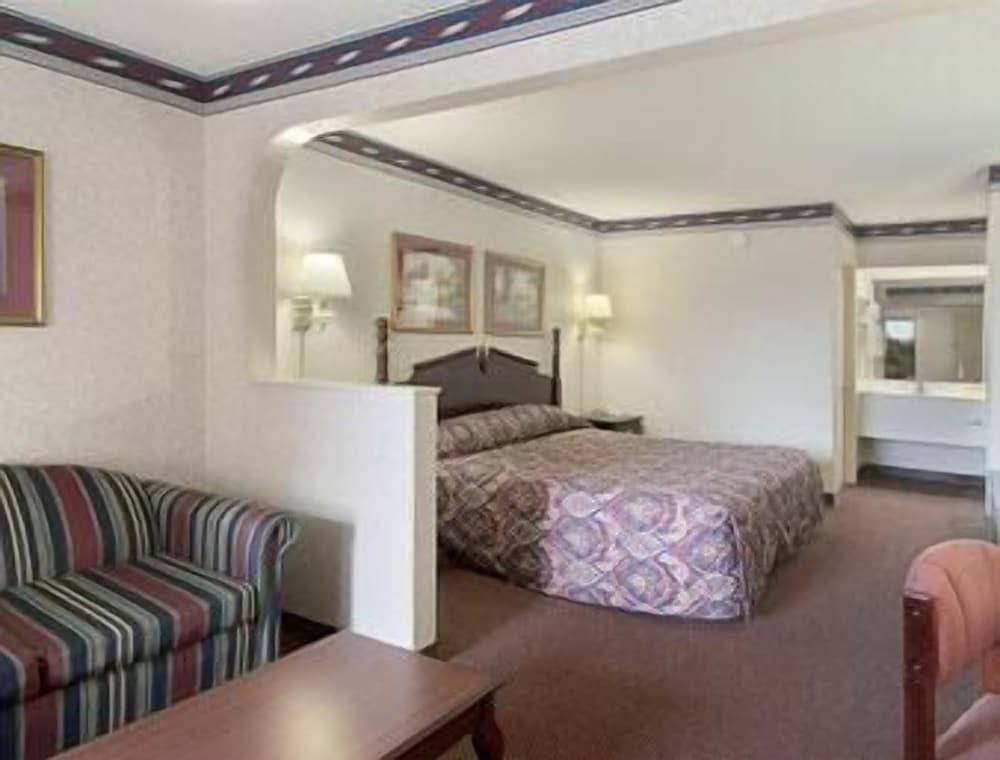 Days Inn by Wyndham Saint Pauls photo 5