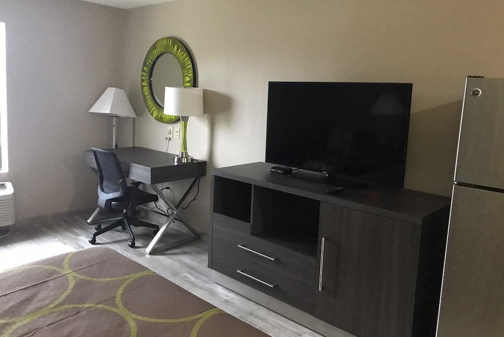 Super 8 by Wyndham Pascagoula photo 8