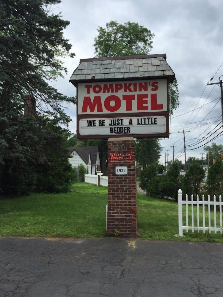 Tompkin's Motel photo 1