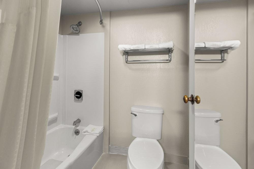 Suburban Studios Altoona photo 14
