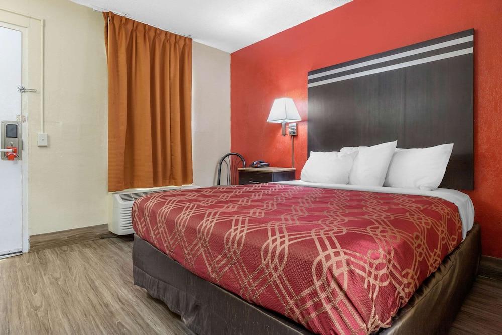 Econo Lodge Columbia Fort Jackson photo 8