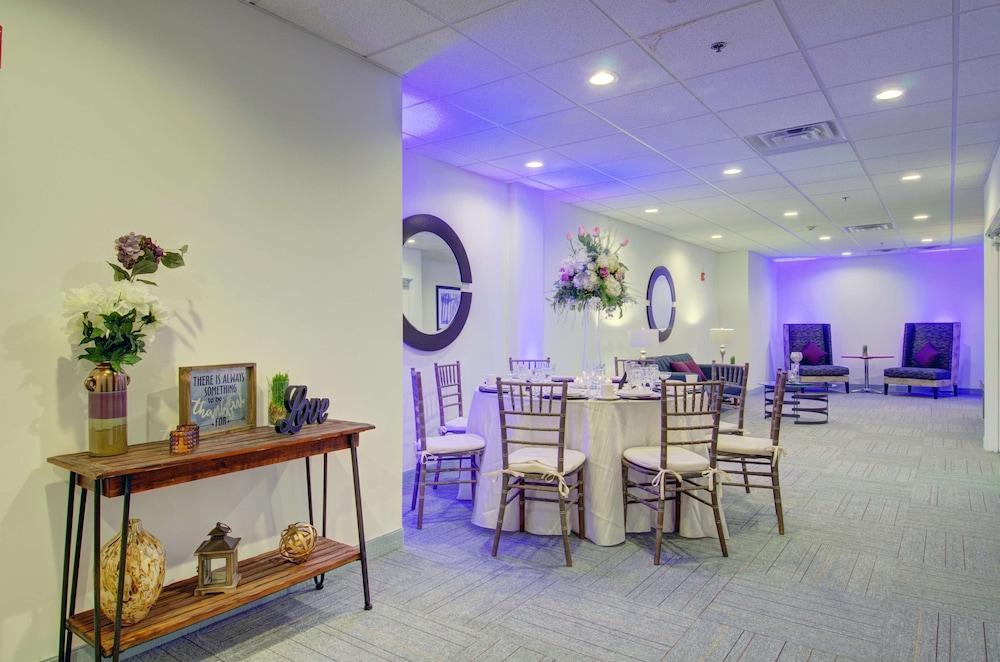 Hampton Inn & Suites Boston/Stoughton photo 41