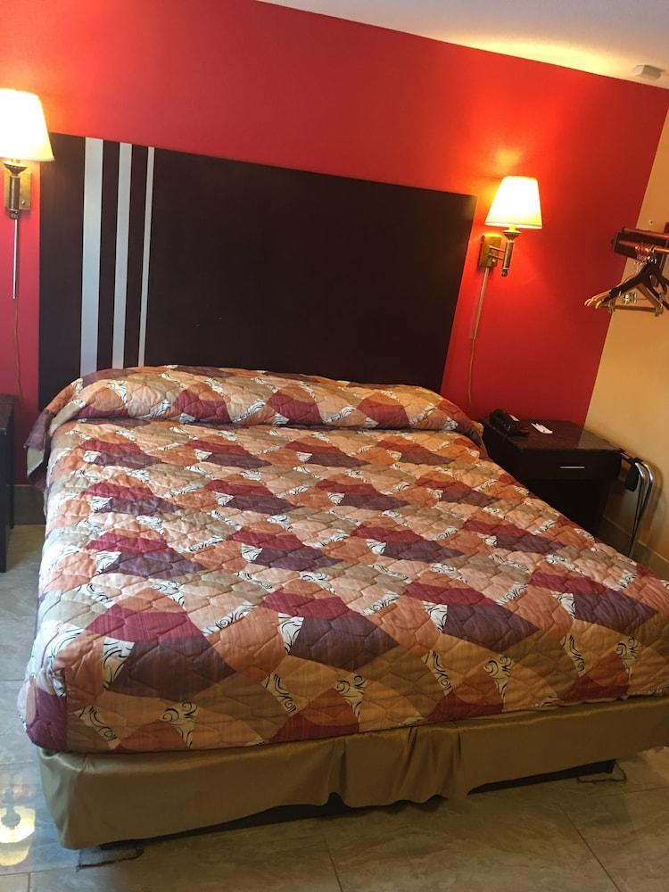 Travelodge by Wyndham Bay Shore Long Island photo 17