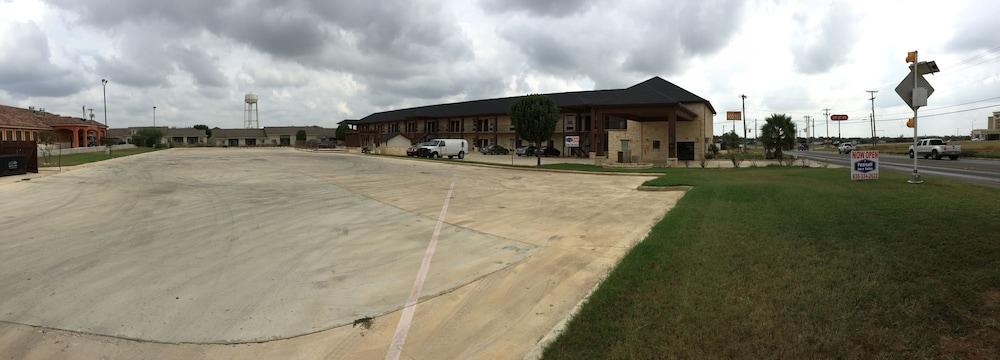 Pearsall Inn & Suites photo 25