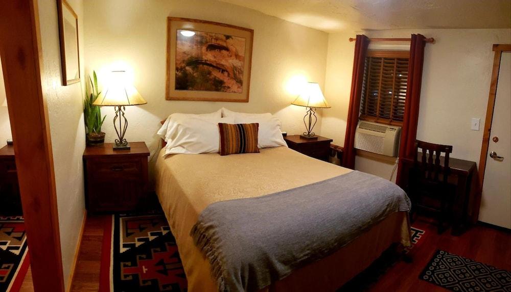 Stone Lizard Lodging photo 13