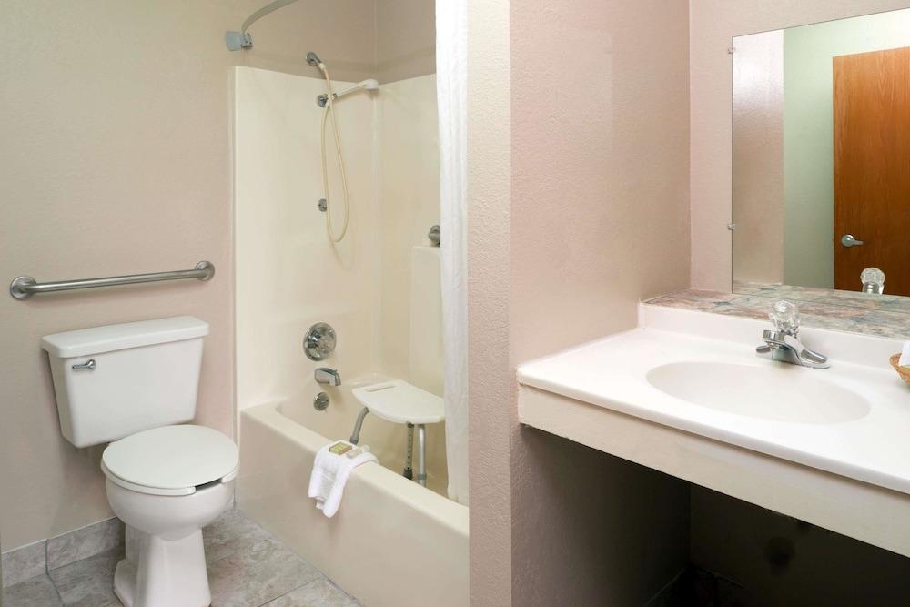 Super 8 by Wyndham Omaha NE photo 14
