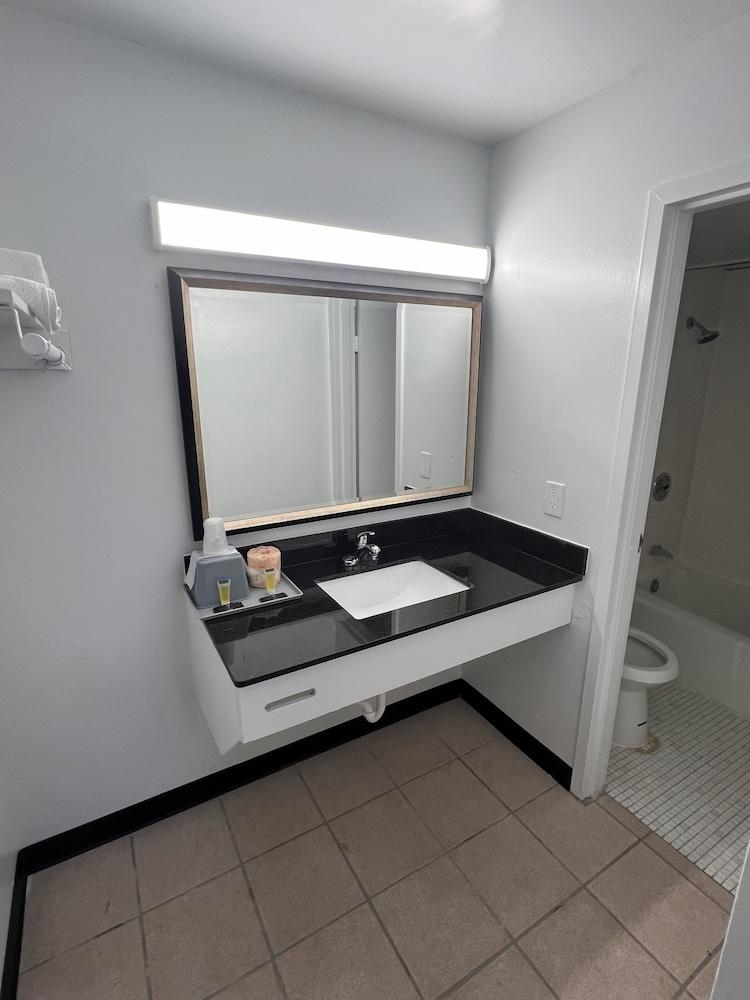 Economy Inn photo 5