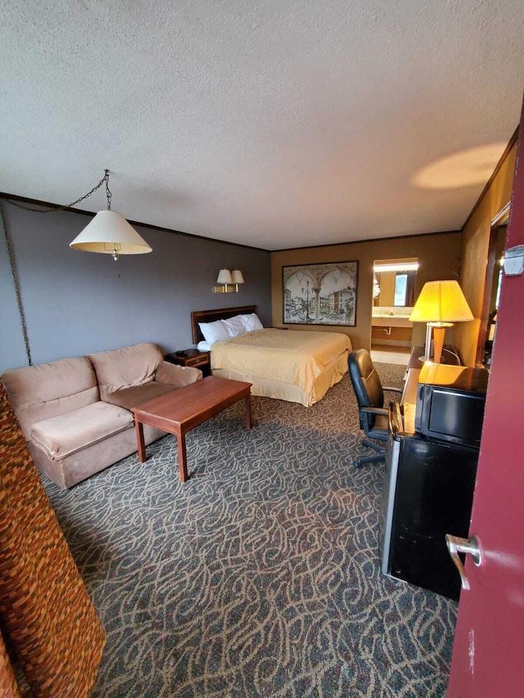 Gray Plaza Motel photo 10
