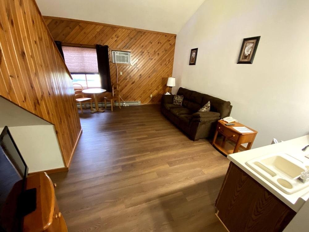 Woodlands Inn & Suites photo 2