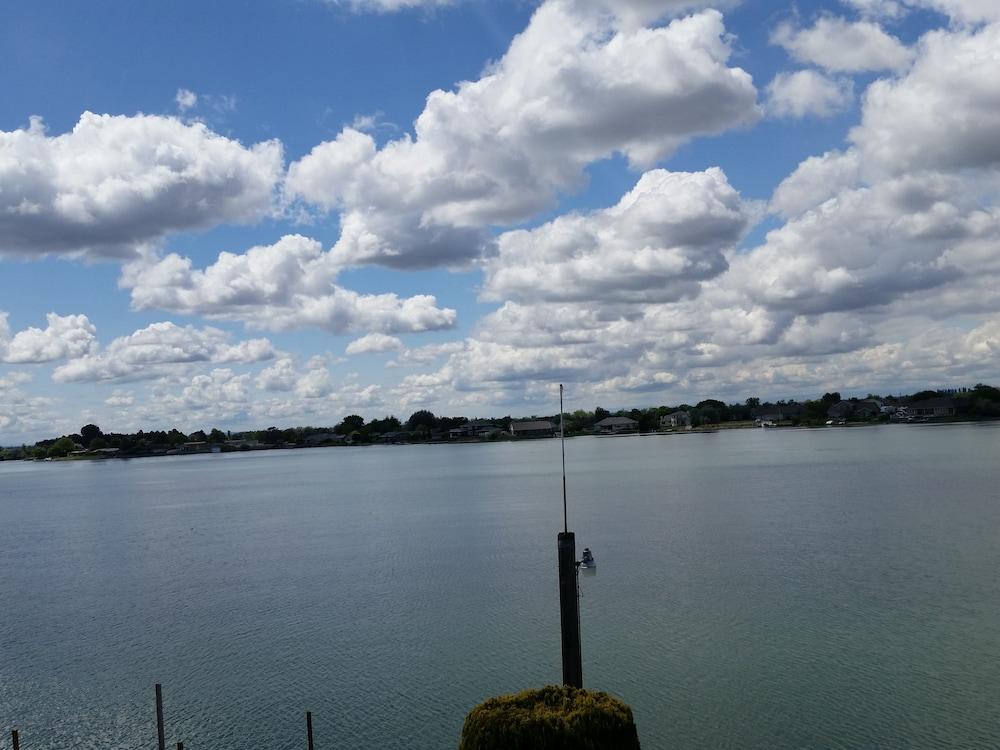 Lakeshore Inn Water Front photo 2