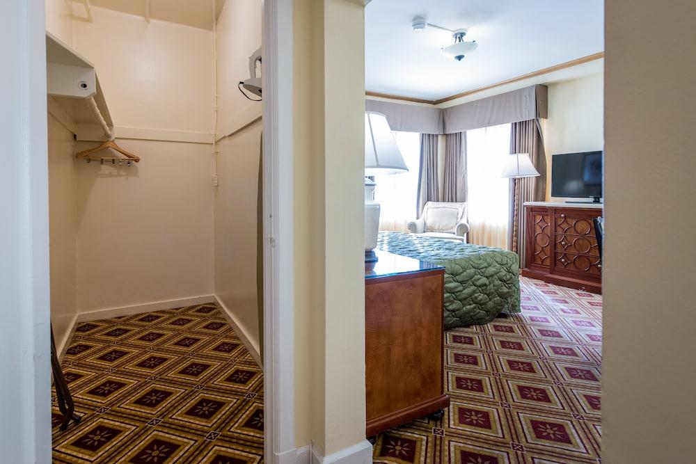 Embassy Hotel photo 25