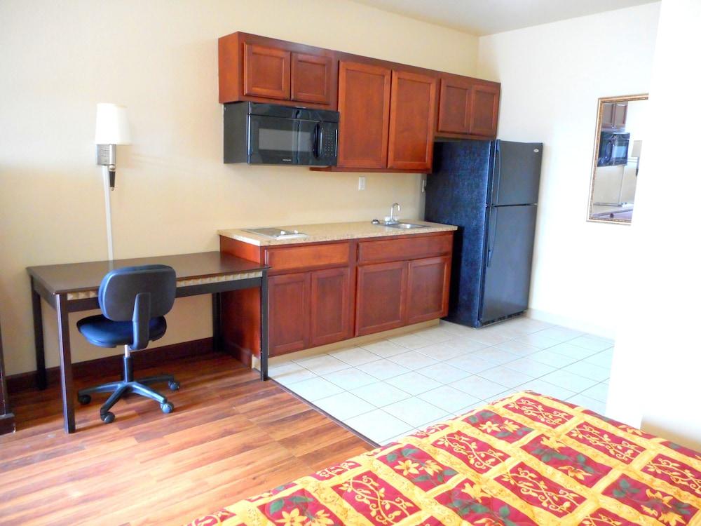 Crossroads Inn & Suites photo 38