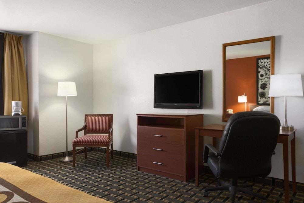 Super 8 by Wyndham Prestonsburg photo 8