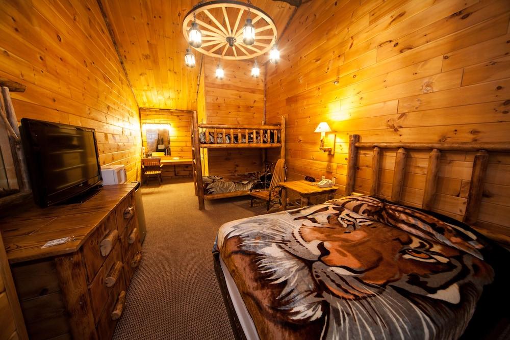 Log Cabin Lodge & Suites photo 9
