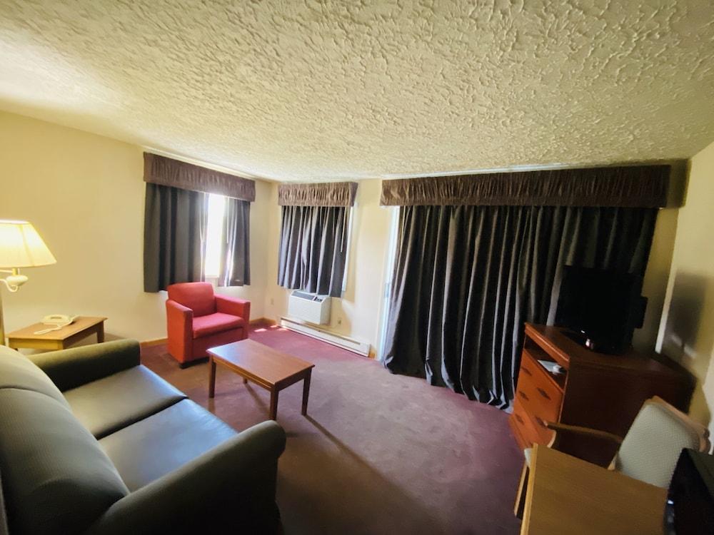 Fleetwood Inn & Suites photo 34