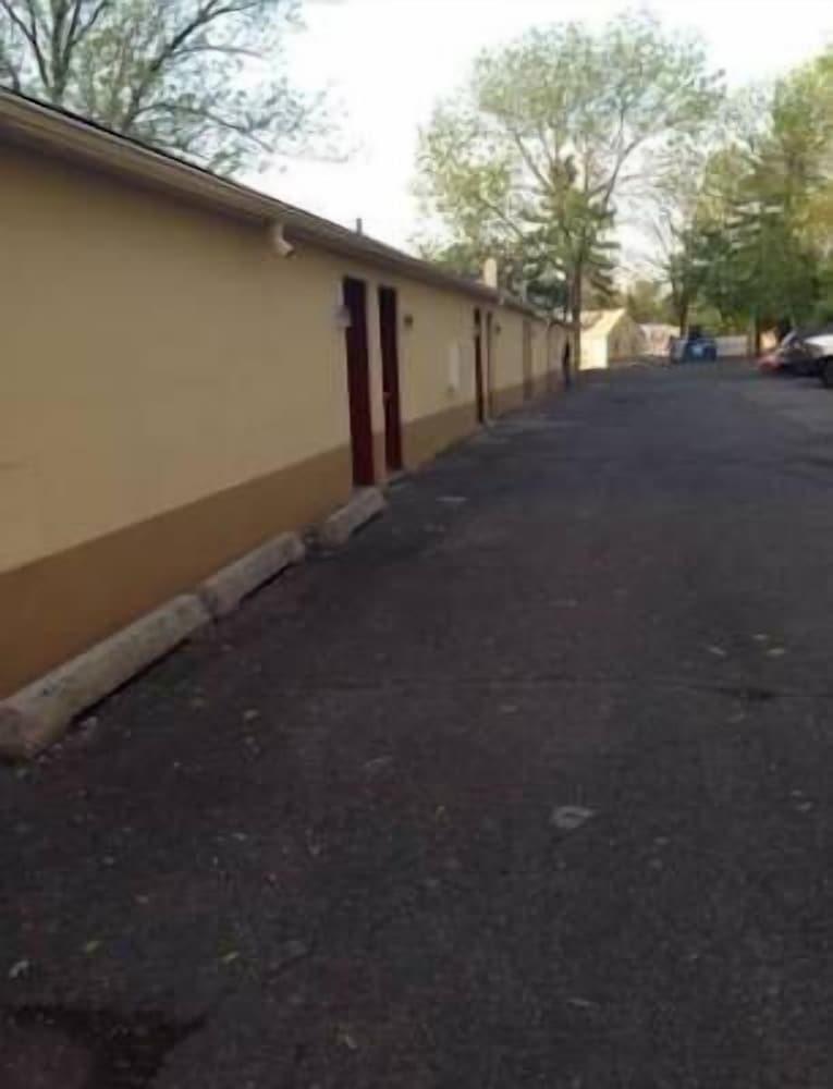 Colonial Village Motel photo 1
