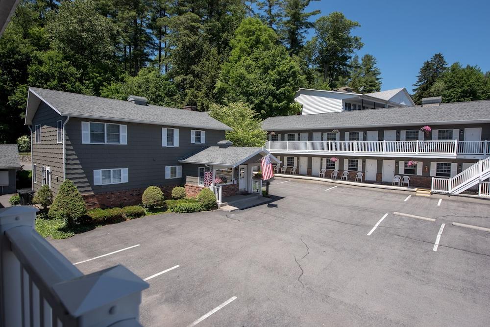 Adirondack Retreat Inn & Suites photo 76