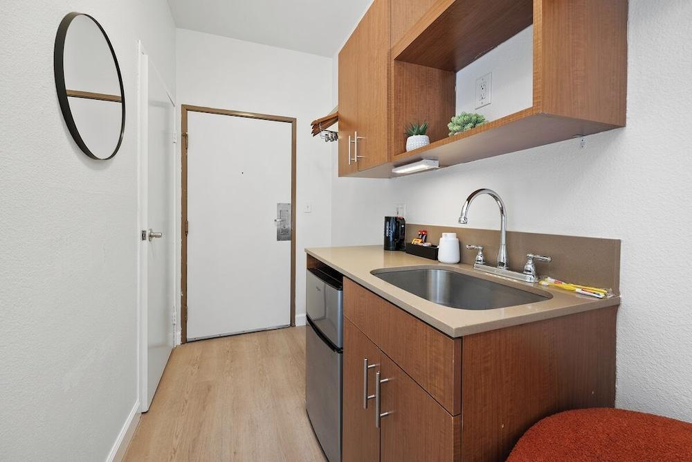 Little Italy Inn - Limited Service Apart Hotel photo 16