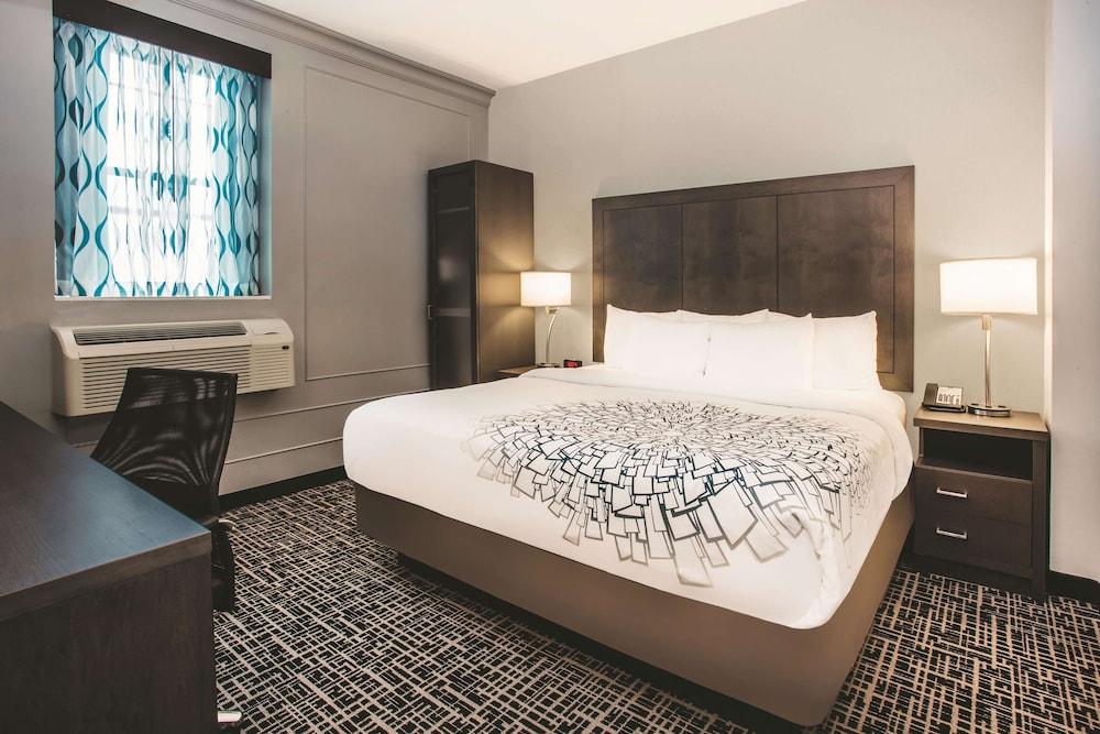 La Quinta Inn & Suites by Wyndham Baltimore Downtown photo 12