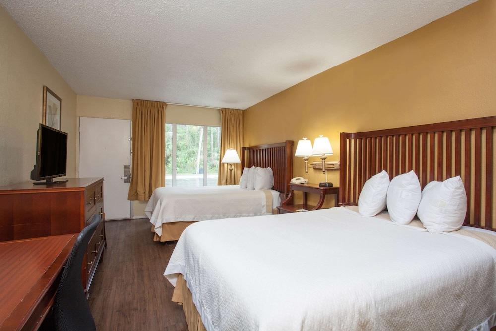 Econo Lodge Daytona Beach - Speedway photo 49