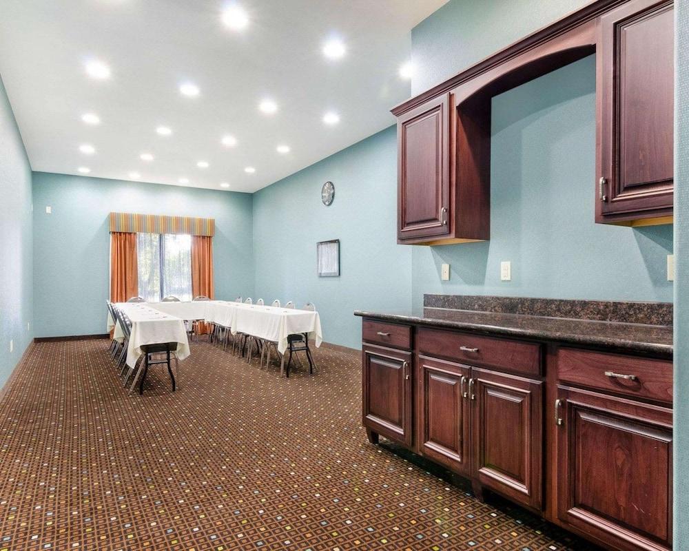 Comfort Suites Topeka Northwest photo 4