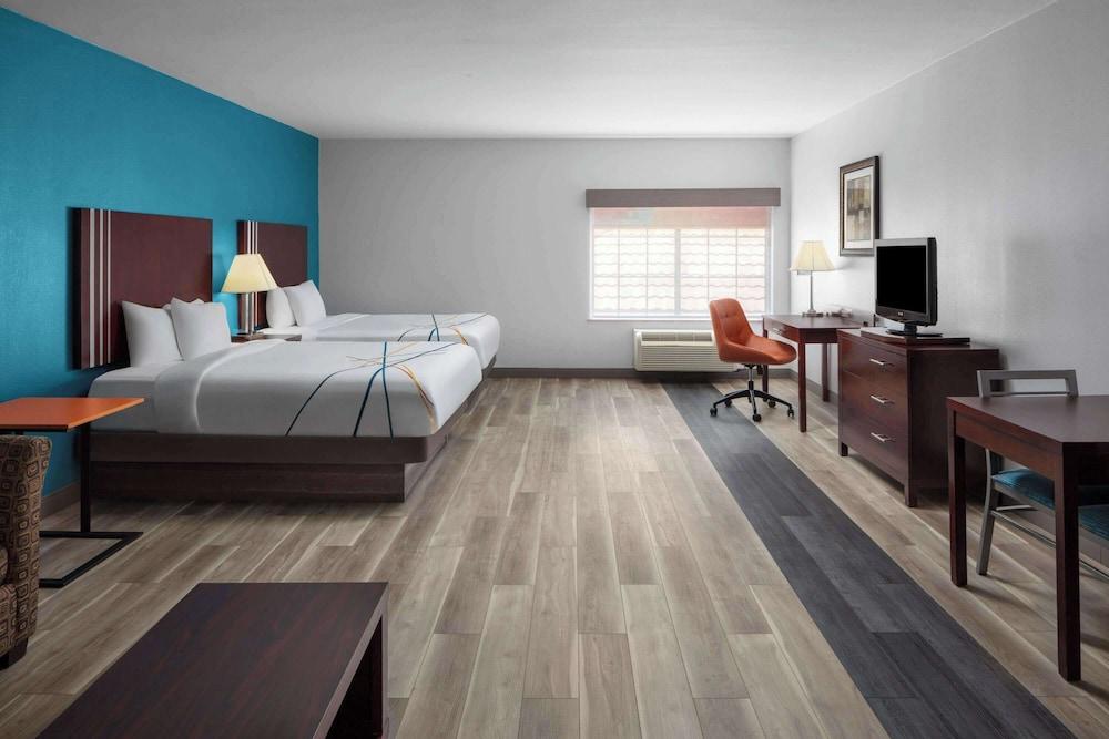 La Quinta Inn & Suites by Wyndham Woodward photo 14