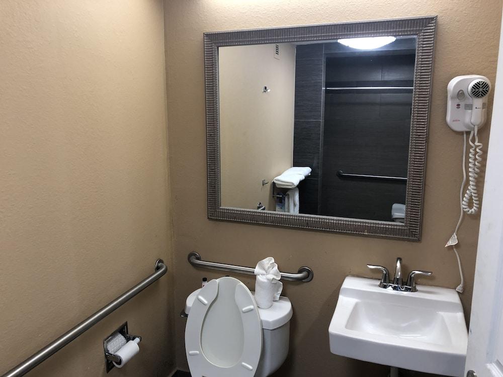 Days Inn by Wyndham Columbus photo 14