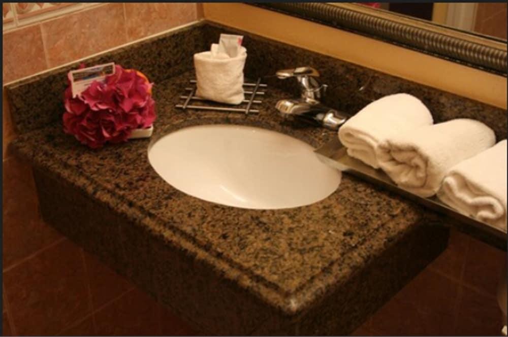 Relax Inn And Suites photo 10