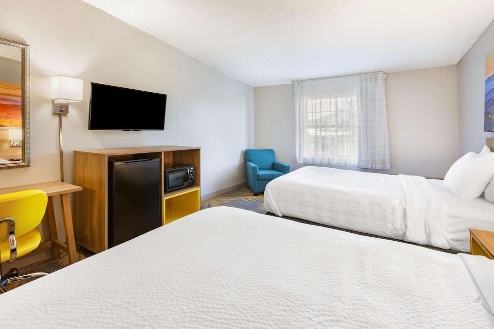 Days Inn by Wyndham Roanoke/Hollins Near I-81 photo 9