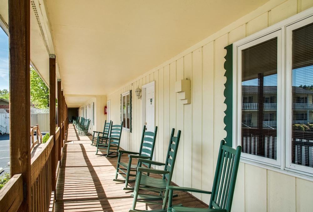 Boxwood Lodge photo 72