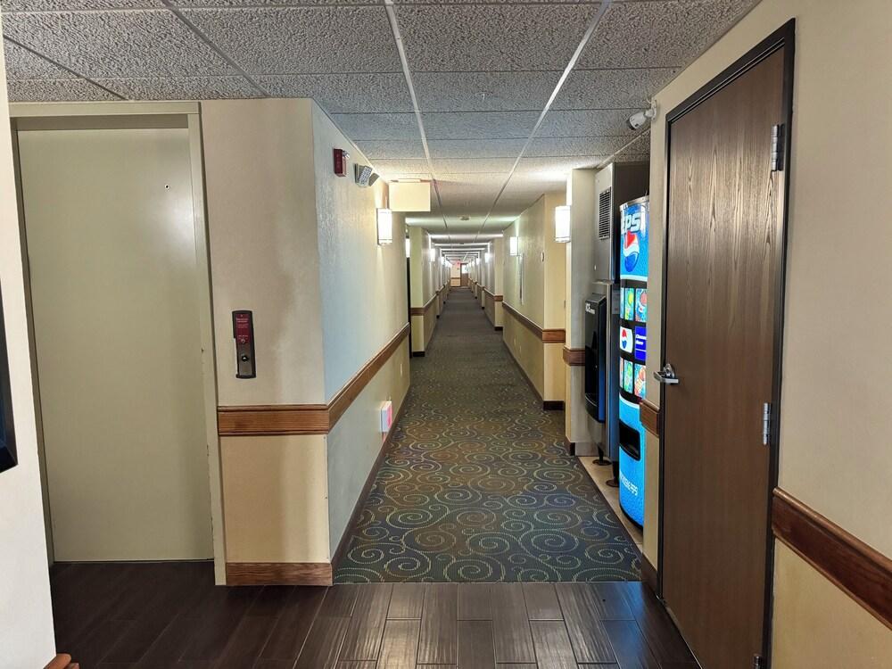 AmericInn by Wyndham Kewanee photo 83